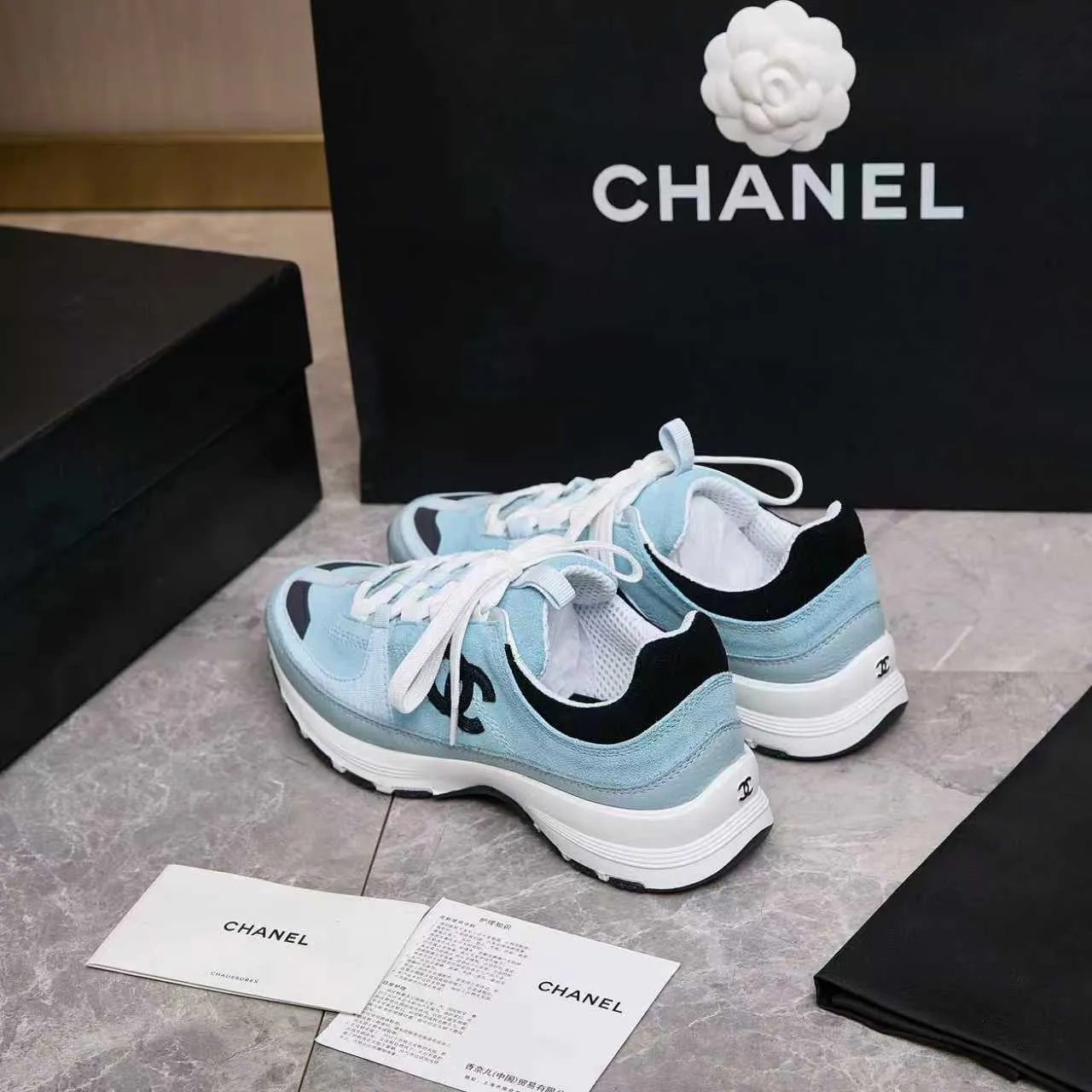 p560 Chanel Chanel - 2025 counter top casual sports shoes This classic design; the upper is embroidered with various techniques; the outsole is fashionable and sporty; the extraordinary inclusion of a variety of color matching elements... The diversified mix and match is very beautiful and versatile, casual, fashionable, sports and outdoor can be taken into account... ꫛꫀꪝ Go➫ Materials: ❶Upper made of: original imported high mercerized cow suede + imported mixed sheepskin ❷The inner lining is made of: original imported breathable mesh ❸Outsole is based on: original TPU combination outsole. Full set of boutique packaging for women 35-41 and men 38-46